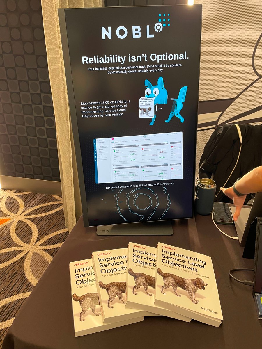 If you're at #LFIConf23 get your own copy signed by @ahidalgosre! 🐕📚 @ the Nobl9 Booth cc @LFISoftware s/o @OReillyMedia 📕