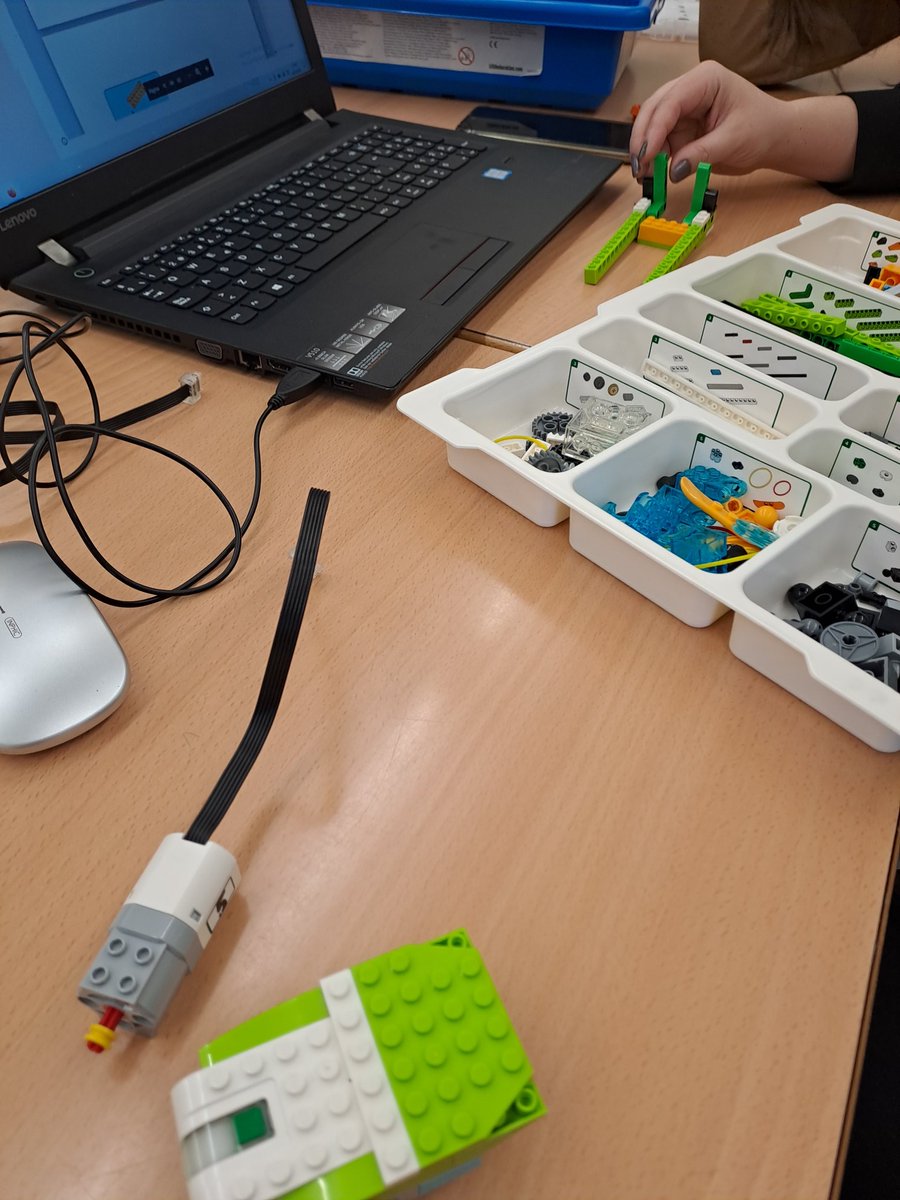 AnnaCasamitjana's tweet photo. Avui l'Oriol ens ha ensenyat el Lego WeDo. Al catàleg d'equipaments de robòtica hi ha el Lego Spike Essential i el Lego Spike Prime. Molt xulo i versàtil, per treballar metòdicament, creativament,  programar... #rols  @CRP_AltCamp  @Esc_EugeniDOrs #steamcat #plaeducaciódigital https://t.co/u50yd9YJi0