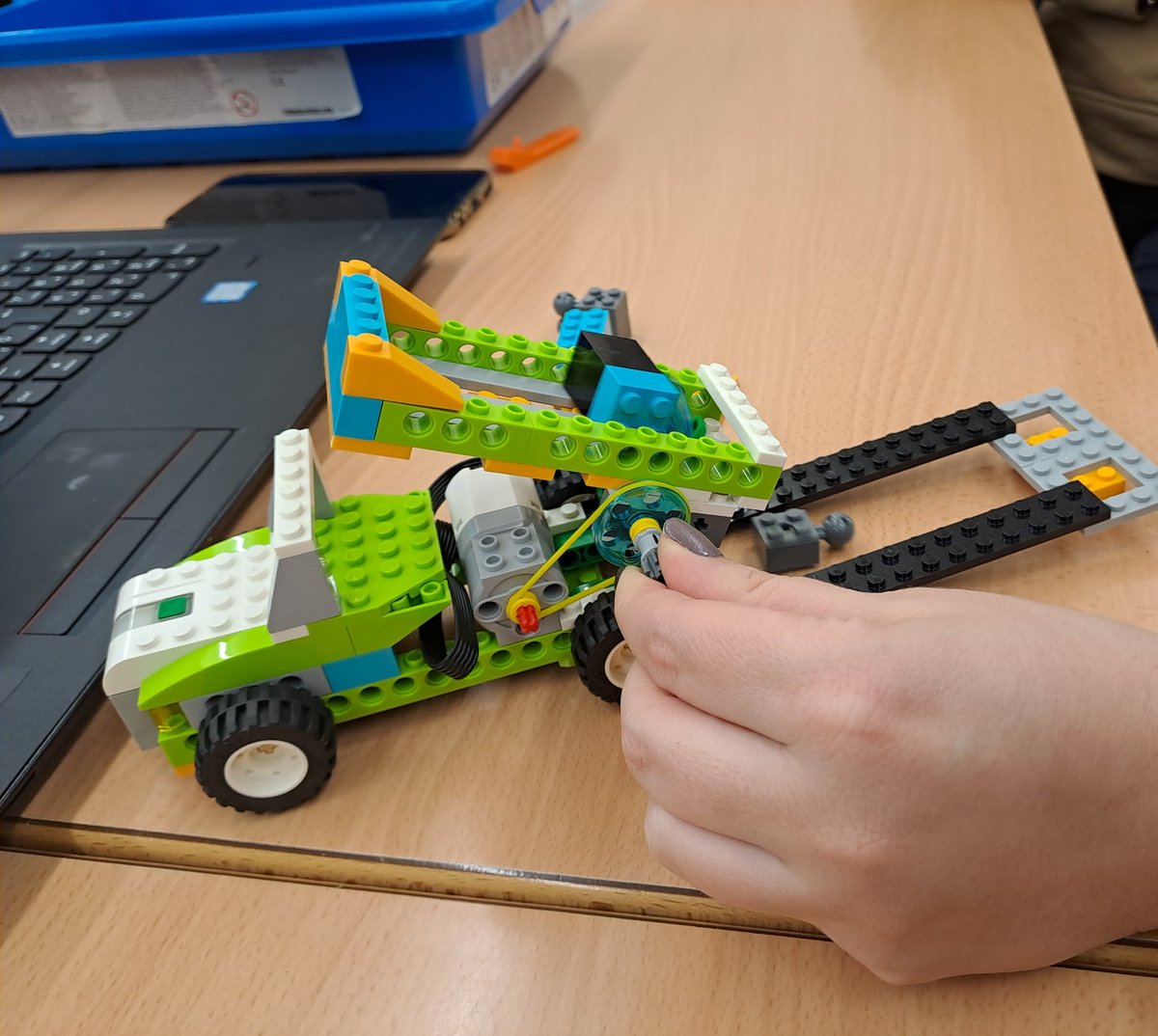 AnnaCasamitjana's tweet photo. Avui l'Oriol ens ha ensenyat el Lego WeDo. Al catàleg d'equipaments de robòtica hi ha el Lego Spike Essential i el Lego Spike Prime. Molt xulo i versàtil, per treballar metòdicament, creativament,  programar... #rols  @CRP_AltCamp  @Esc_EugeniDOrs #steamcat #plaeducaciódigital https://t.co/u50yd9YJi0