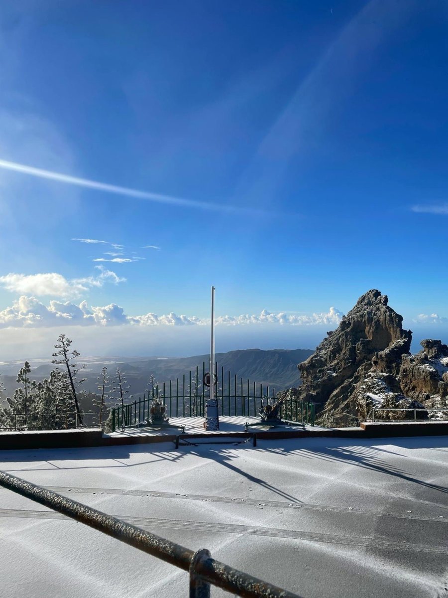EjercitoAire's tweet photo. ¡Aviadores! 👋🏽
Parece que el frío ha dado una tregua pero…
Si el otro día os mostramos la nieve del #EVA12 en Burgos, hoy nos vamos hasta el #EVA21 en #GranCanaria🏝️❄️
Vale, no es la nieve que cayó en Burgos pero oye, han tenido su nevada que ha dejado así de bonito el EVA 🙂 https://t.co/9MqtRb4hoj