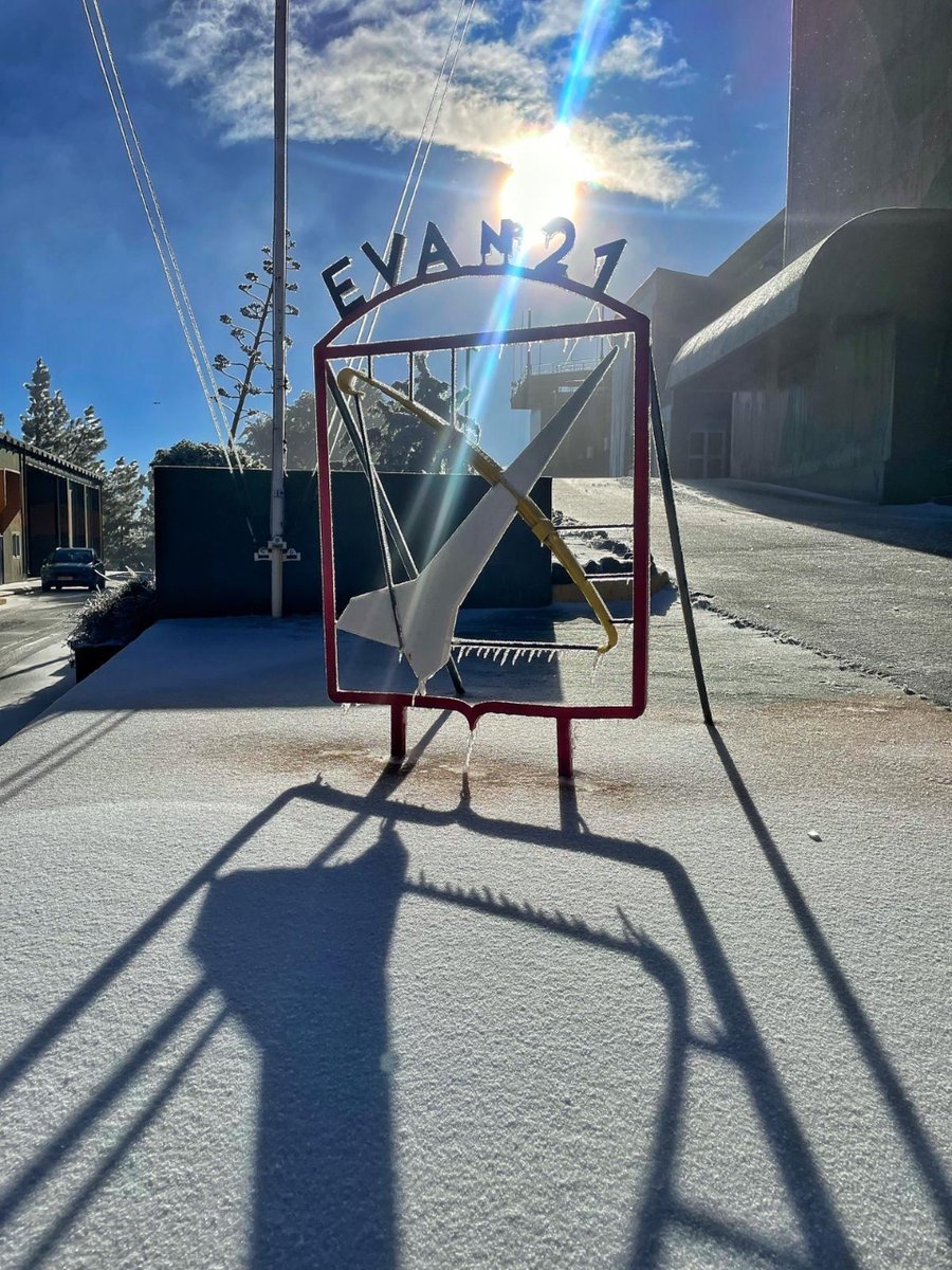EjercitoAire's tweet photo. ¡Aviadores! 👋🏽
Parece que el frío ha dado una tregua pero…
Si el otro día os mostramos la nieve del #EVA12 en Burgos, hoy nos vamos hasta el #EVA21 en #GranCanaria🏝️❄️
Vale, no es la nieve que cayó en Burgos pero oye, han tenido su nevada que ha dejado así de bonito el EVA 🙂 https://t.co/9MqtRb4hoj