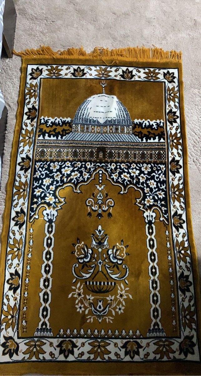 aalshobrmi's tweet photo. #ليله_الجمعه 

على سجادة أبوي……….  قلت أصلّي
وحيد ومختنق …………. والهّم واجد

و لا أدري في سجودي وش حصل لي
بعد ماقمت …….. ظلّ القلب ساجد

#عوض_الظامي 
#منقول_بتصرف https://t.co/h8biWbpZIn
