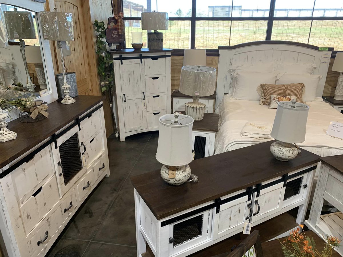 rusticbarninc's tweet photo. Time to upgrade your bedroom! We have many styles to choose from to make your room comfy and cozy! Relax with your new look today. Drop by our showroom Thursday - Saturday 10-5 in Dothan, AL or visit us online Rustic Barn
#therusticbarn #coastal #farmhouse #rustic https://t.co/6e4seKP0vO