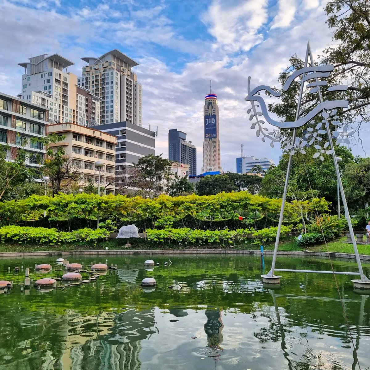 livingbkklive's tweet photo. THE EXTRO PHAYATHAI-RANGNAM ติดสวนสันติภาพ #singhaestate #theextro #phayathai #rangnam #livinginbkk https://t.co/PPioBk5ya3