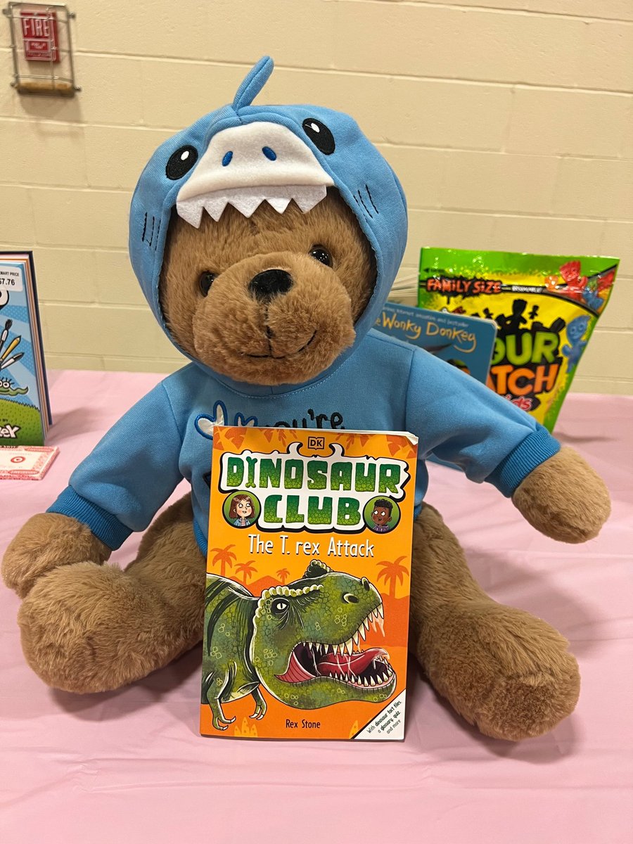 RHLSD_Colts's tweet photo. Secrest hosted our annual Special Persons Dance and Literacy Night on February 10. Activities included: dance lessons, a selfie station, a book reading and a VR demonstration of the new building project. It was an amazing night with over a 100 in attendance! 💃📖 #GoColtsRH https://t.co/4D4qrTklFe