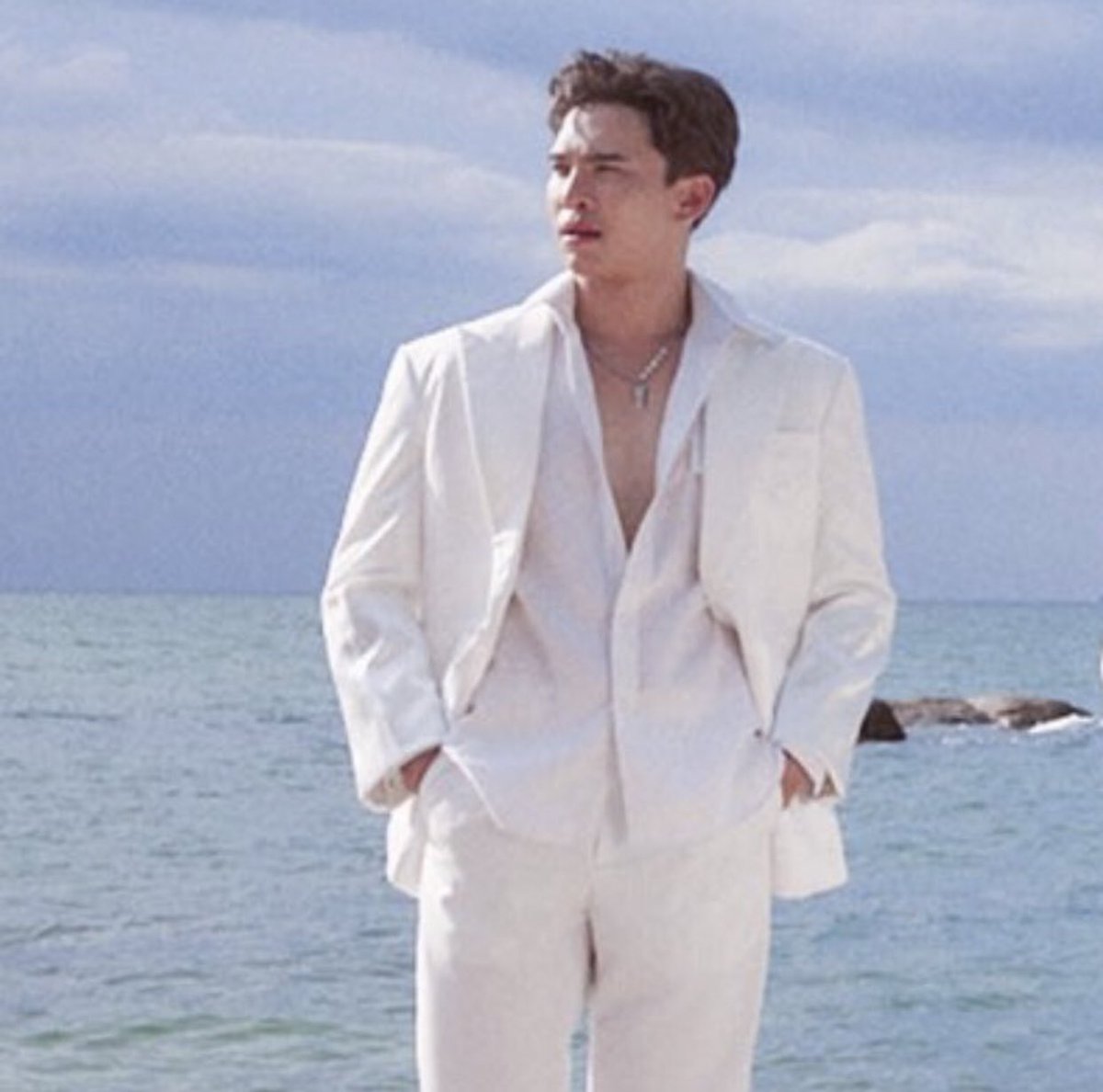 nana_ZNMN's tweet photo. Let me bring this back👀
After the topless shooting, P’Max covered Nat with his huge blazer

#BehindDMDPartner #MaxNat https://t.co/fiEemIGUMQ
