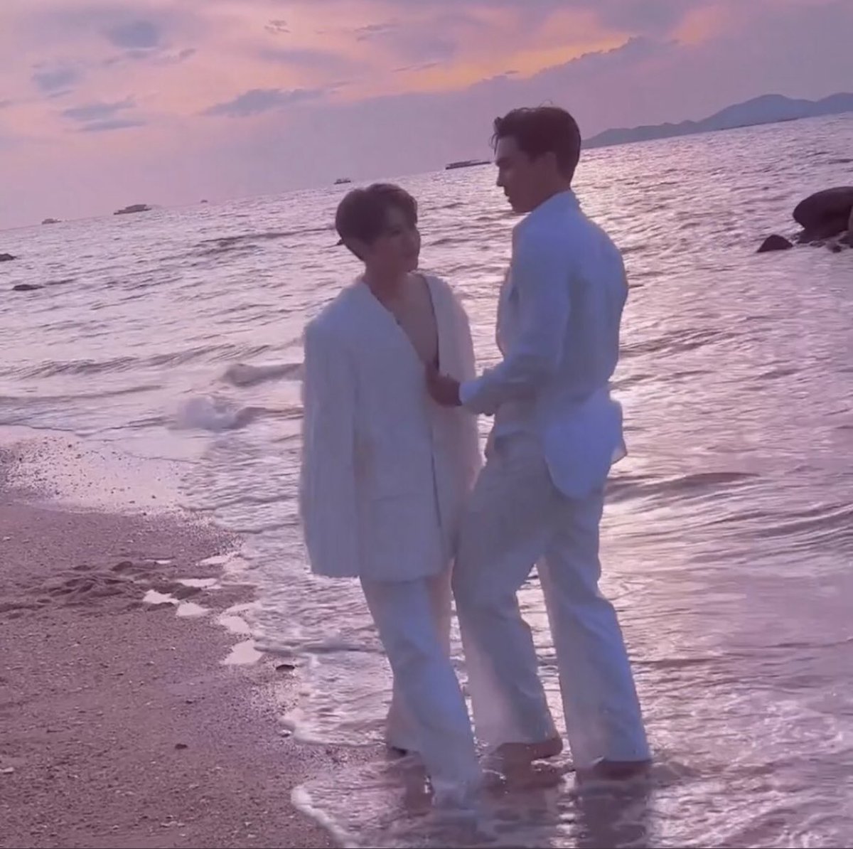 nana_ZNMN's tweet photo. Let me bring this back👀
After the topless shooting, P’Max covered Nat with his huge blazer

#BehindDMDPartner #MaxNat https://t.co/fiEemIGUMQ