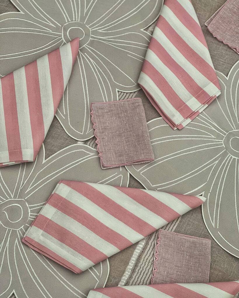 Modo fiesta! 🍭🍬🧁🌸
•
Flower placemats & linen pink napkins
•
•
•

#homewares #tabletop #tabledecor #homedecor #5conejos #placemats  #ceramica #hilos #materialesartesanales #decoracion #decoration #thegreatindoors #clothnapkins #ringnapkins #textil… instagr.am/p/CovCkgZpucE/