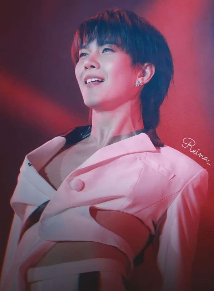lovly_PieSaran_'s tweet photo. Recuerdo la primera vez que ví a build con este vestuario, juro que quede en shock... Esque enserio se veía bien precioso y de paso bailaba mommae y quede encantada ✨💙
#MemoriesWithBuild https://t.co/nbmOeP8MVU