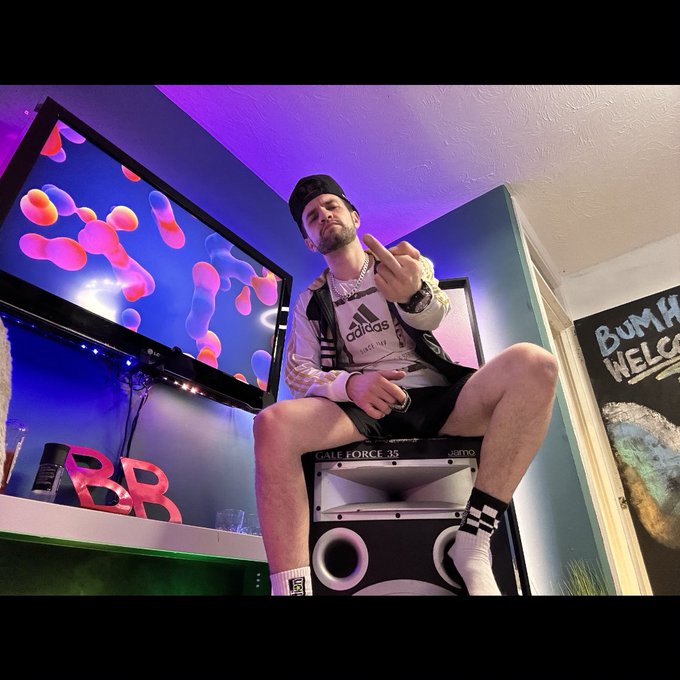 Suck my middle finger lads https://t.co/H9UwZPCuVl