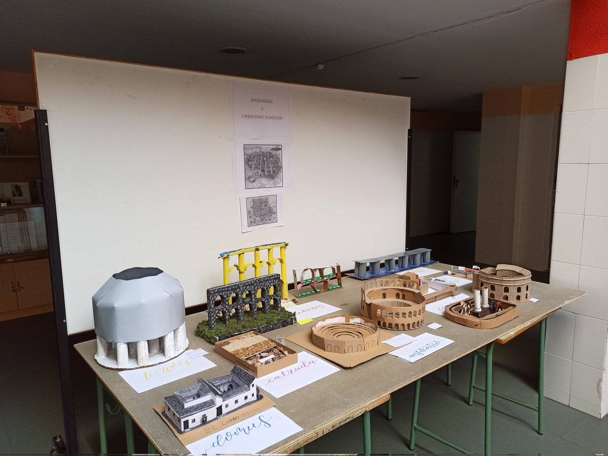 MaryMartMaryM's tweet photo. Mis pequeños ingenieros romanos de 2ESO han hecho unas maquetas estupendas 🥰🥰 con materiales reciclados #IngenieríaRomana #UrbanismoRomano https://t.co/bb2WYfDvin