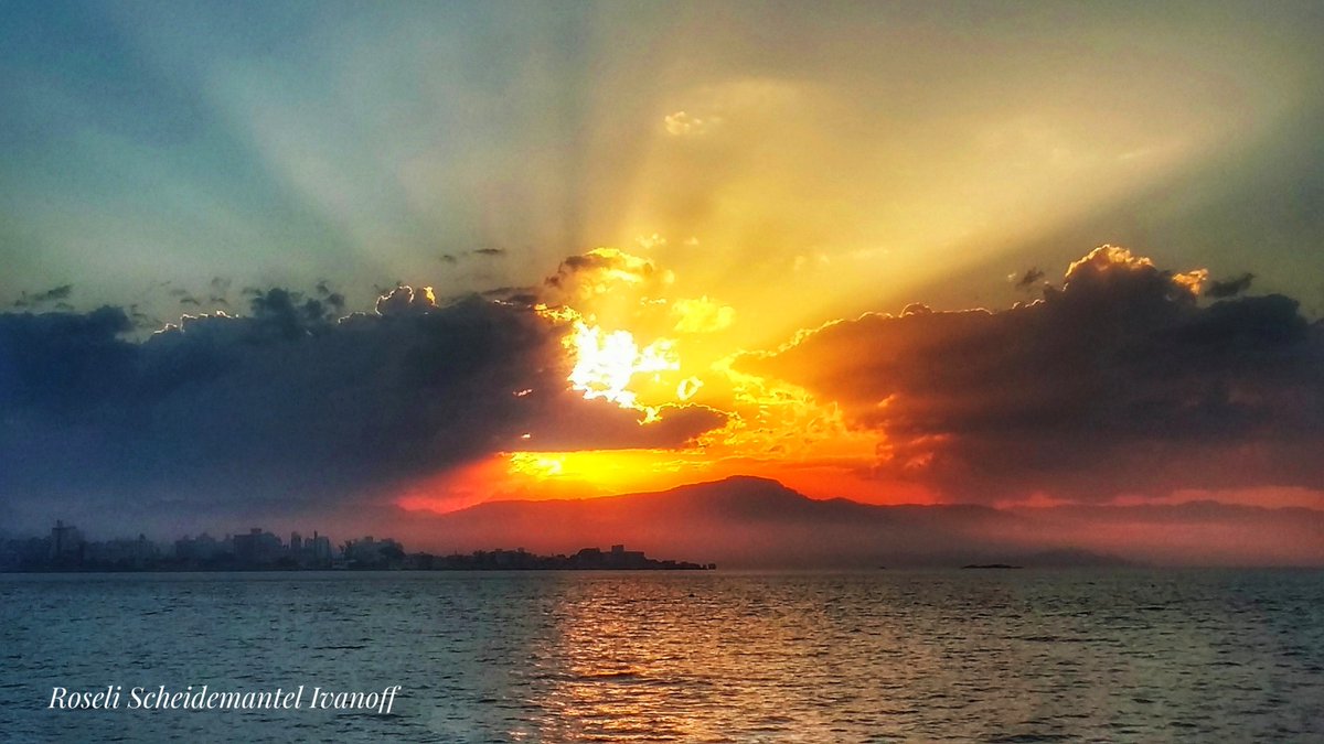 Sunset! ❤️💛☀️🙌
#StormHour #ThePhotoHour 
#photography #NaturePhotography #sunset