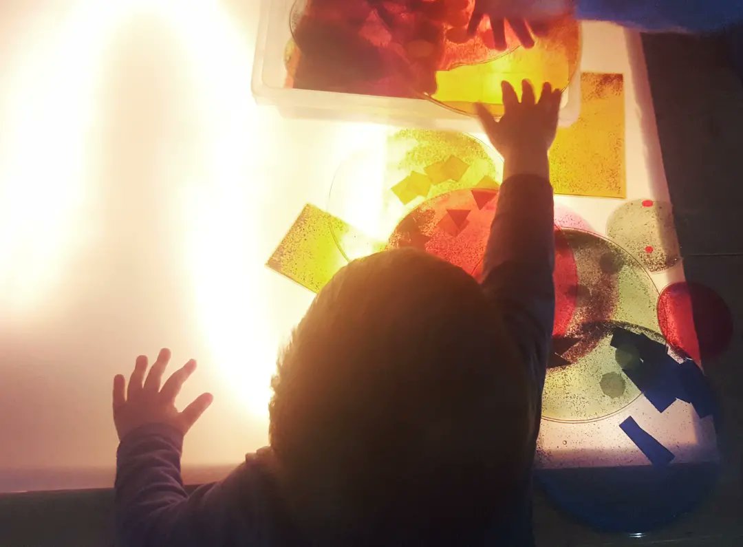 cavallcartroedu's tweet photo. ✨Llum i foscor permeten als infants fer noves #descobertes i trobar les respostes a les seves investigacions.👶🏻🔦
🔬Experimentar amb la llum permet una nova visió dels objectes i espais, afavorint ambients de calma i #observació.
#EscolesBressolCavallDeCartró #EducacióInfantil https://t.co/tEnVZ6yOWZ