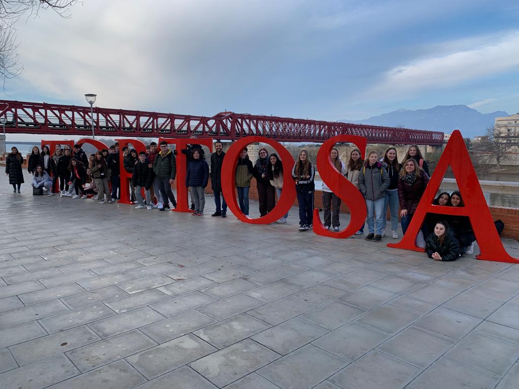IEDMangrane's tweet photo. Setmana de germanor 🤝amb l'Institut de Lich plena d'experiències, diversió, aprenentatges i noves amistats. Amb les mirades posades en la pròxima estada a Alemanya 🇩🇪.
🙋🏼‍♂️Fins aviat! 
🙋🏿‍♂️Hasta pronto!
🙋🏽‍♀️Bis bald!
🙋🏼‍♀️See you soon! https://t.co/5aVOAPmAAy
