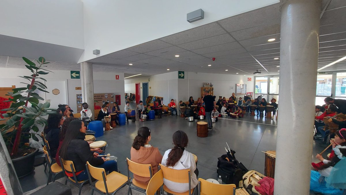 GregoriaArtacho's tweet photo. Impresionante taller para alumnos y familias de la mano del gran percusionista Eli. Un lujazo. Podéis encontrar más fotos y vídeos en la cuenta de Instagram https://t.co/bdFCDYj7n9