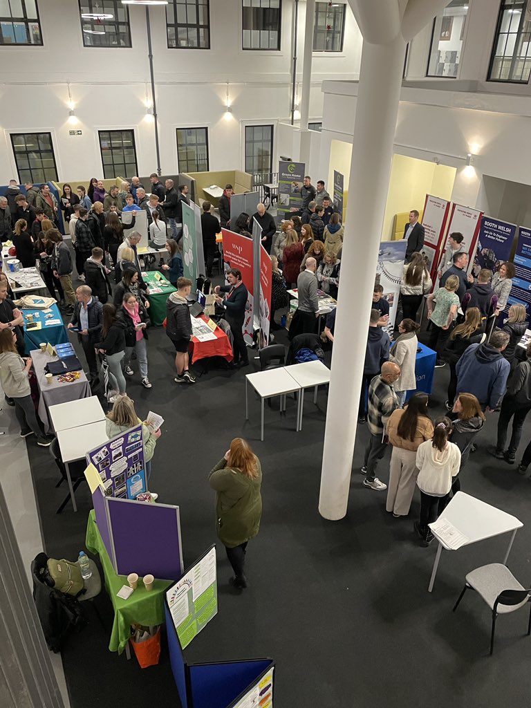 MarrColOfficial's tweet photo. Packed out Careers and Options evening for new S3 to S6 with over 50 stall holders sharing information and advice on careers and pathways. #Ambition #Pathwaysplanning 💜💛 https://t.co/Z1q1hdf9ng