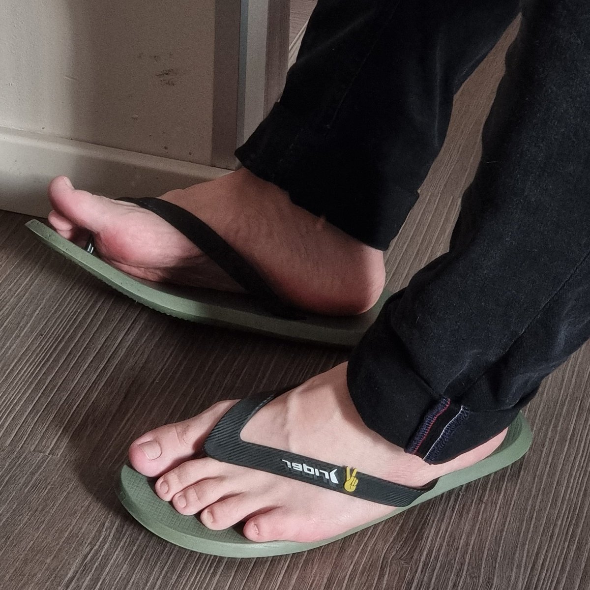 pezaosp's tweet photo. Chinelo e jeans combinam?  #gayfeetworship #gayfeet #menfeet #pesmasculinos #maletoes #piesmasculinos #pezao https://t.co/wj0FJ3O0gb