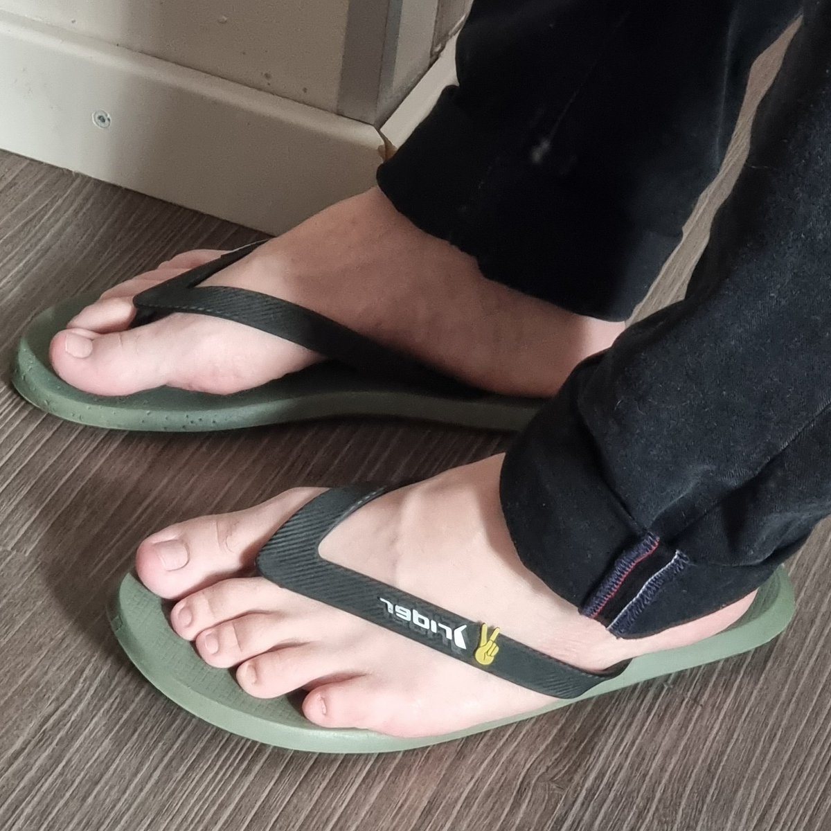 pezaosp's tweet photo. Chinelo e jeans combinam?  #gayfeetworship #gayfeet #menfeet #pesmasculinos #maletoes #piesmasculinos #pezao https://t.co/wj0FJ3O0gb
