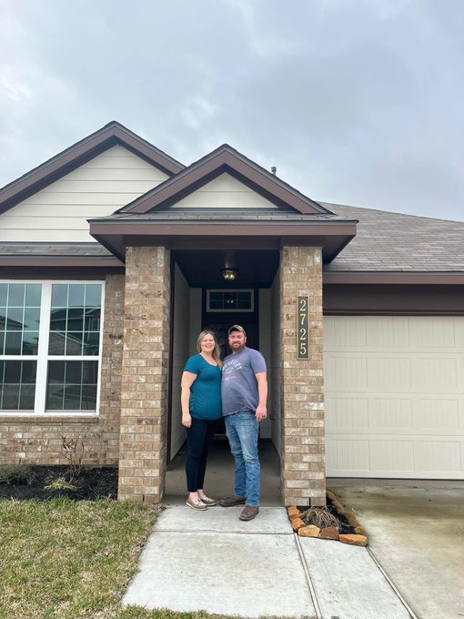 RAndersonRadio's tweet photo. So proud of my team's work to get this Veteran and his family into their new home!  We're grateful for your service to our country and it's truly an honor.  If you're a Veteran and looking for great financing with a VA loan, we are the EXPERTS and would love to help you, too! https://t.co/jhKqbeNgqf