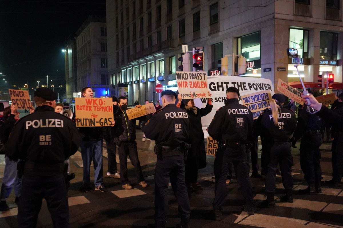 LenaSchilling1's tweet image. Wir haben den #Opernball gecrasht. 

Nicht nur am roten Teppich, sondern auch davor gab es Aktionen. Alles dazu und zum Hintergrund in unserer Presseaussendung: systemchange-not-climatechange.at/de/opernball-k…
4/x