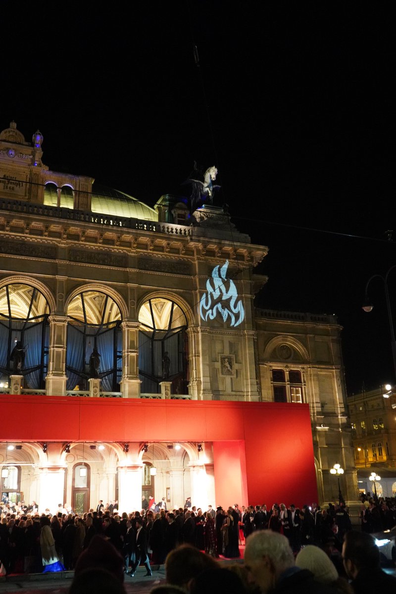 LenaSchilling1's tweet image. Wir haben den #Opernball gecrasht. 

Nicht nur am roten Teppich, sondern auch davor gab es Aktionen. Alles dazu und zum Hintergrund in unserer Presseaussendung: systemchange-not-climatechange.at/de/opernball-k…
4/x