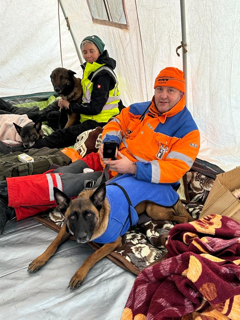 reddingshonden's tweet photo. Vrijdag 17 feb. gaan we in gebieden zoeken waar nog geen hulpverlening is geweest.

Lees het verslag van dag 6 / 16 feb. en bekijk de foto’s van onze zoekacties van vandaag:

https://t.co/vNIihHHyed

#turkije #hatay #earthquake #reddingshonden #rhww #sar https://t.co/614UtlGY5x