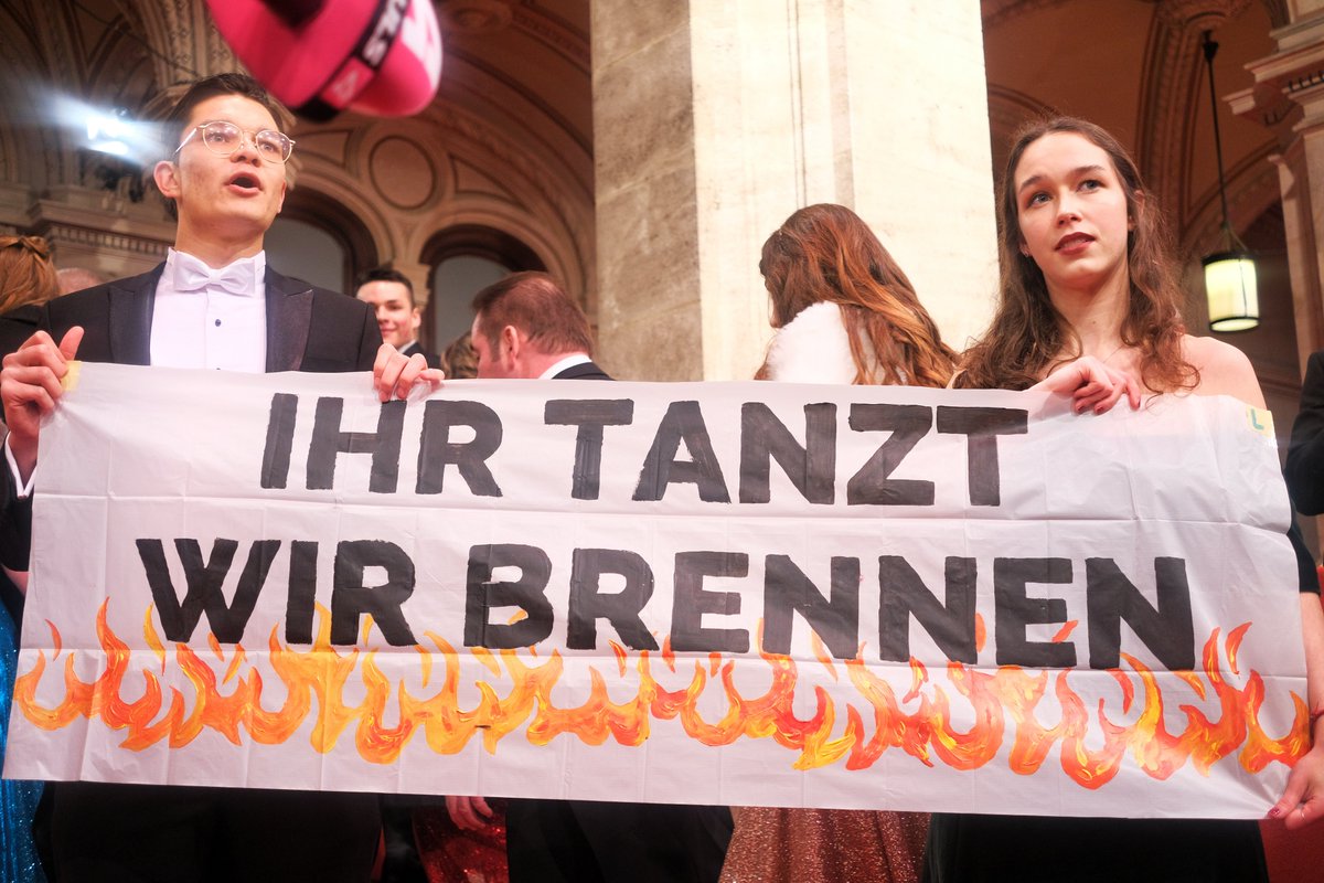 LenaSchilling1's tweet image. Wir haben den #Opernball gecrasht. 

Nicht nur am roten Teppich, sondern auch davor gab es Aktionen. Alles dazu und zum Hintergrund in unserer Presseaussendung: systemchange-not-climatechange.at/de/opernball-k…
4/x
