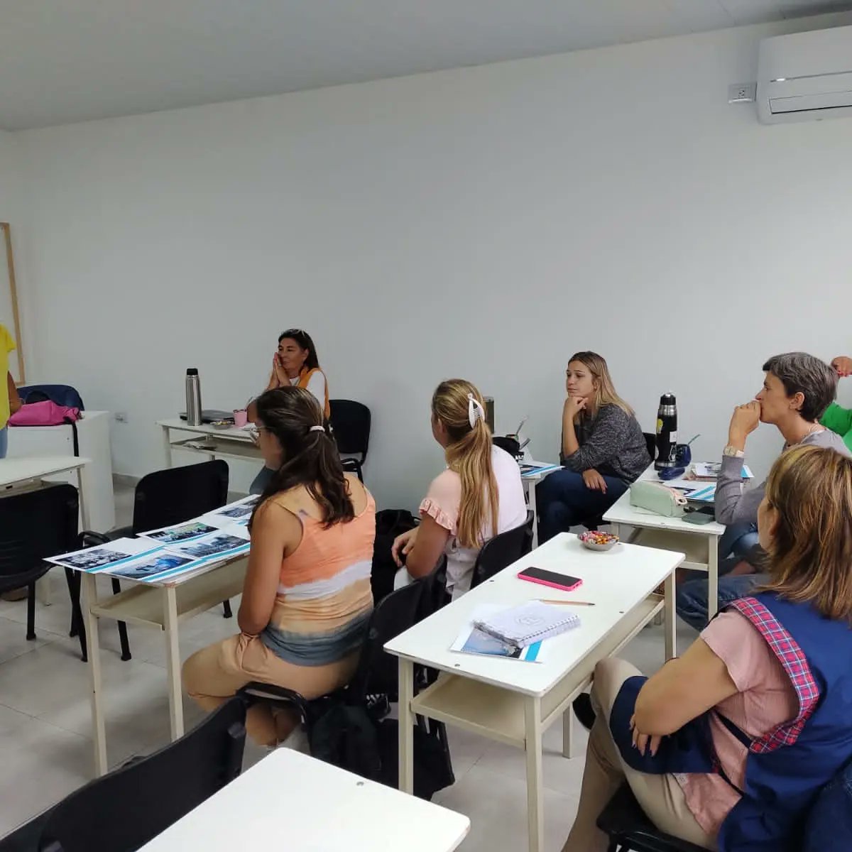 Pau3lomas's tweet photo. ¿Como construimos democracia desde las prácticas evaluativas? 1° Encuentro del taller "Construimos democracia: el registro de archivo digital para las prácticas de evaluación escolar" #SomosDFDP #CIIE @ClaudiaBracchi @MarisaGori @CarlosGrande @Gabicarnevale https://t.co/TiV8CfFptG