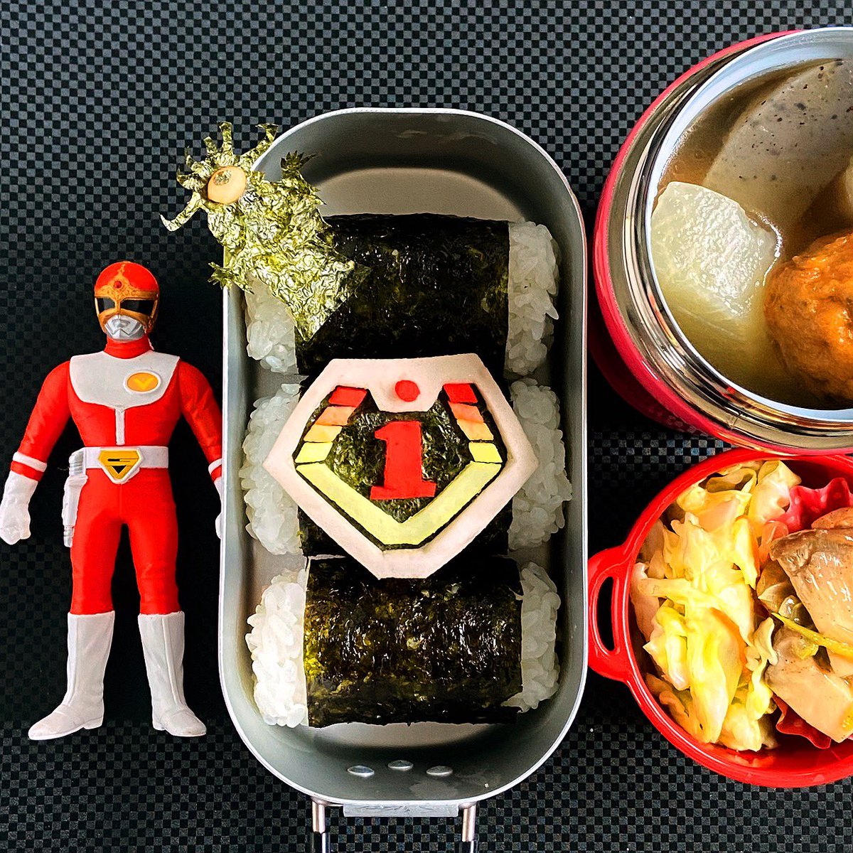 178R's tweet photo. #今日のお弁当
#キャラ弁 #大戦隊ゴーグルファイブ
#おでん はスープジャーに詰めた。
#ゴーグルファイブ の変身アイテム #ゴーグルブレス
#俵おにぎり に装着してみた。
オマケで、総統タブー様も。
#お弁当 #お弁当記録 #お弁当作り楽しもう部 #twitter家庭料理部 #スーパー戦隊 #gogglev https://t.co/ReHYlvoGgC