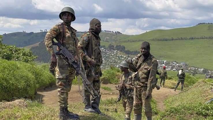 Ludovicmilambo's tweet photo. Urgent🇨🇩, 15h06, la colline #Kitobo en plein cité de #kitshanga passe sous contrôle des FARDC_off. Les envahisseurs rwandais RDF M23 se cachent aux environs d la base de la Monusco kitshanga et transforment les déplacés en bouclier Humain 1/2.. https://t.co/i1UmLlB9g8