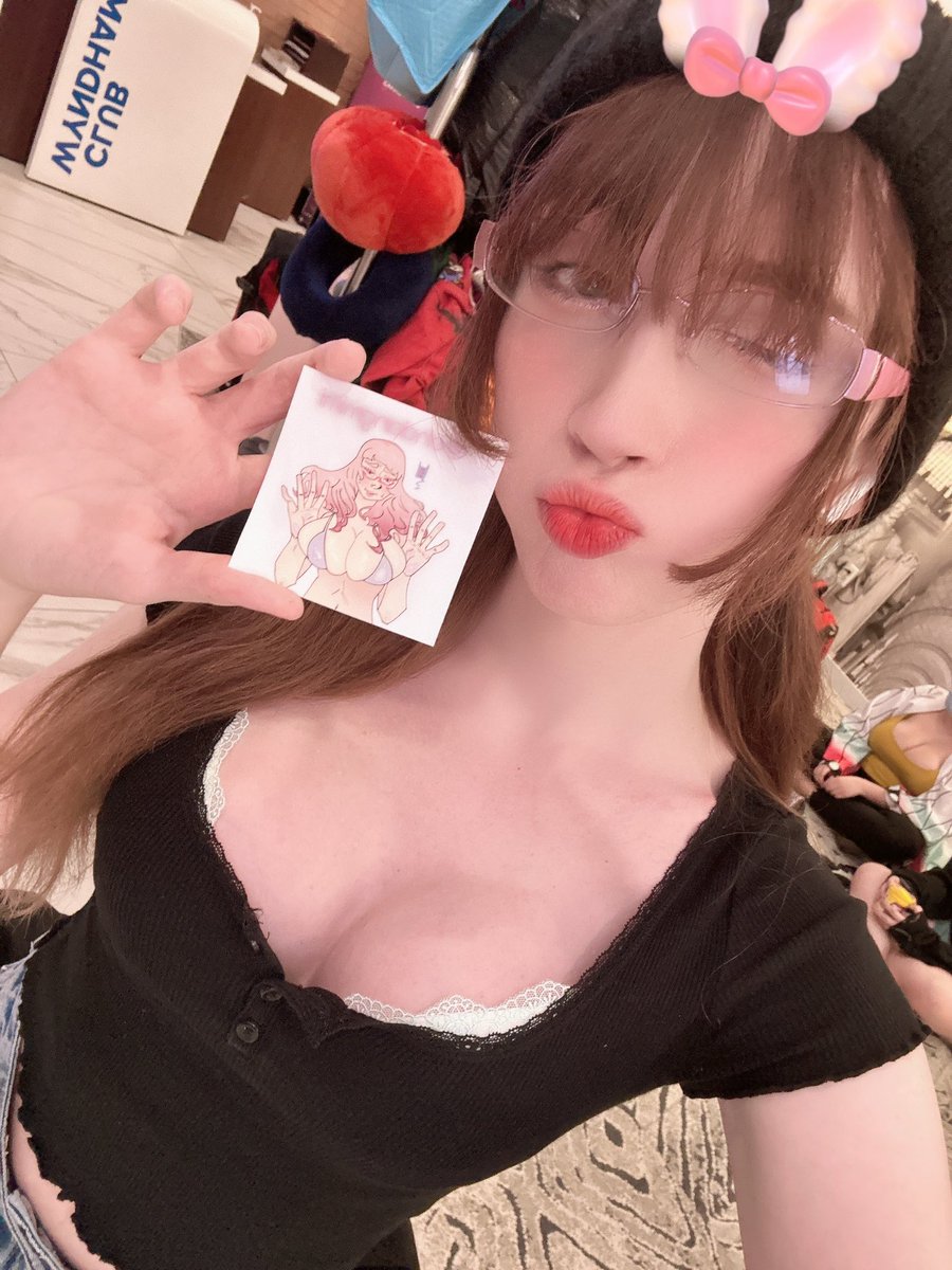 Hii I'm at Katsucon! If you're here, say hi if you see me and I'll give you a sticker 💖🥰