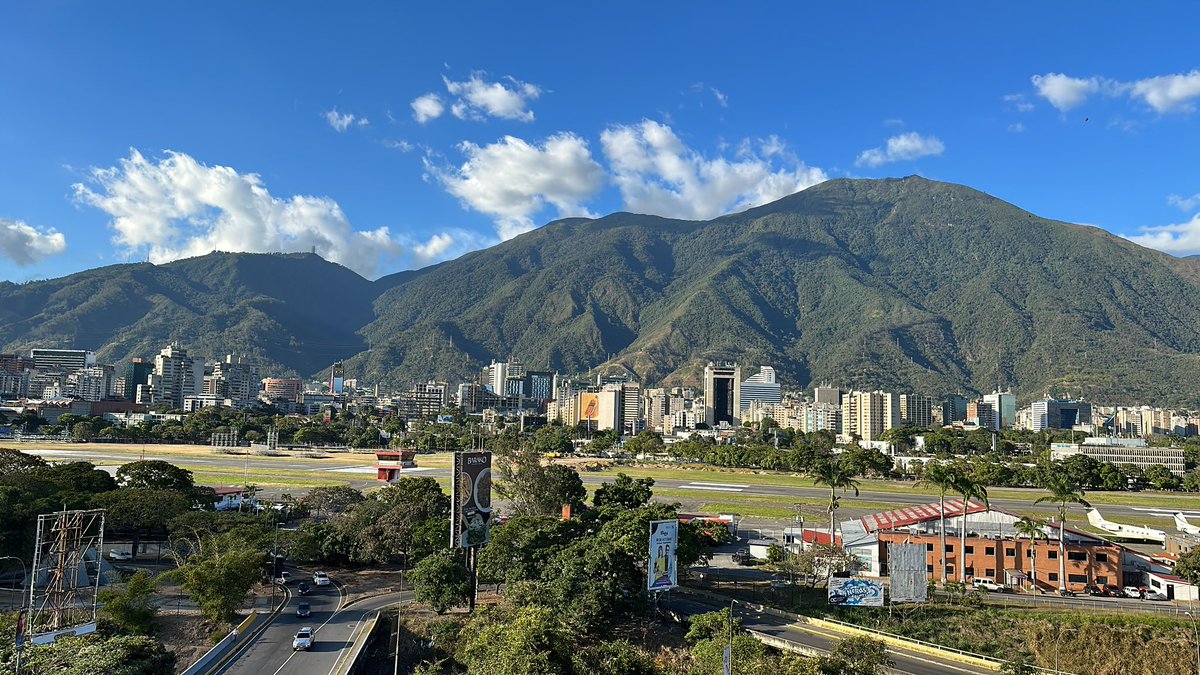azevedopaixao's tweet photo. Caracas 5 pm vs 7 pm, simplemente espectacular nuestra vista desde @PwC_Venezuela sede Chuao https://t.co/IRmFXTfhtp