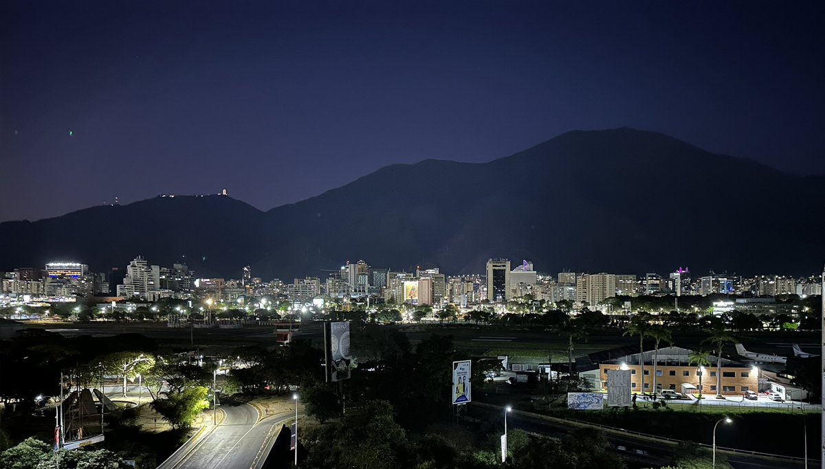 azevedopaixao's tweet photo. Caracas 5 pm vs 7 pm, simplemente espectacular nuestra vista desde @PwC_Venezuela sede Chuao https://t.co/IRmFXTfhtp