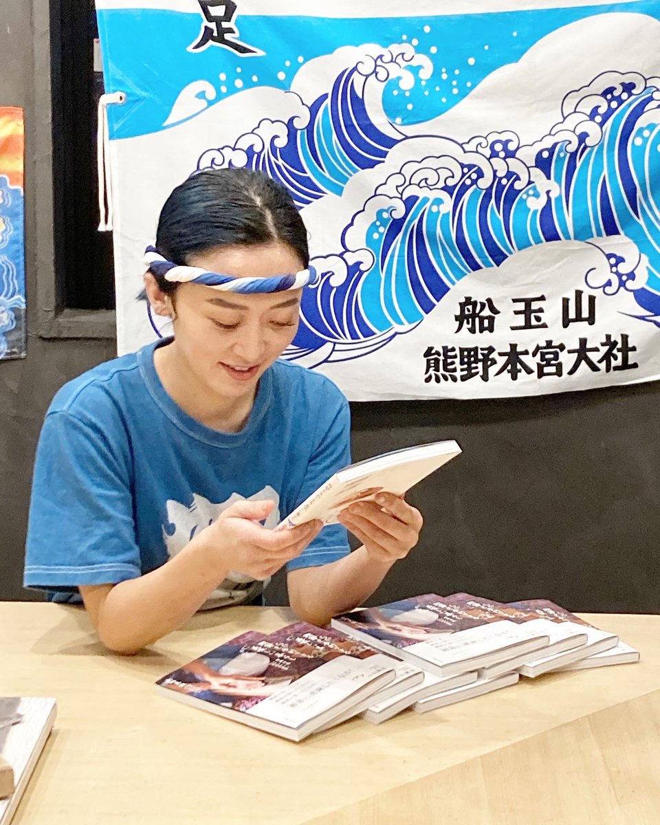 U9T6jIOmBd0XRQs's tweet photo. 【#鰹節を手削りする美味しい暮らし 】

㊗️本日発売です！

恥ずかしながら…
編集者登場の動画を
作っていただきました。

https://t.co/dhfgioVGvs

よろしかったら、
本ともども、見てください
^ ^，

#かつお食堂
#永松真依
#初の料理エッセイ
#みんなとつながりたい
#鰹節LOVE
#主婦と生活社 https://t.co/feVhQfu8Z4