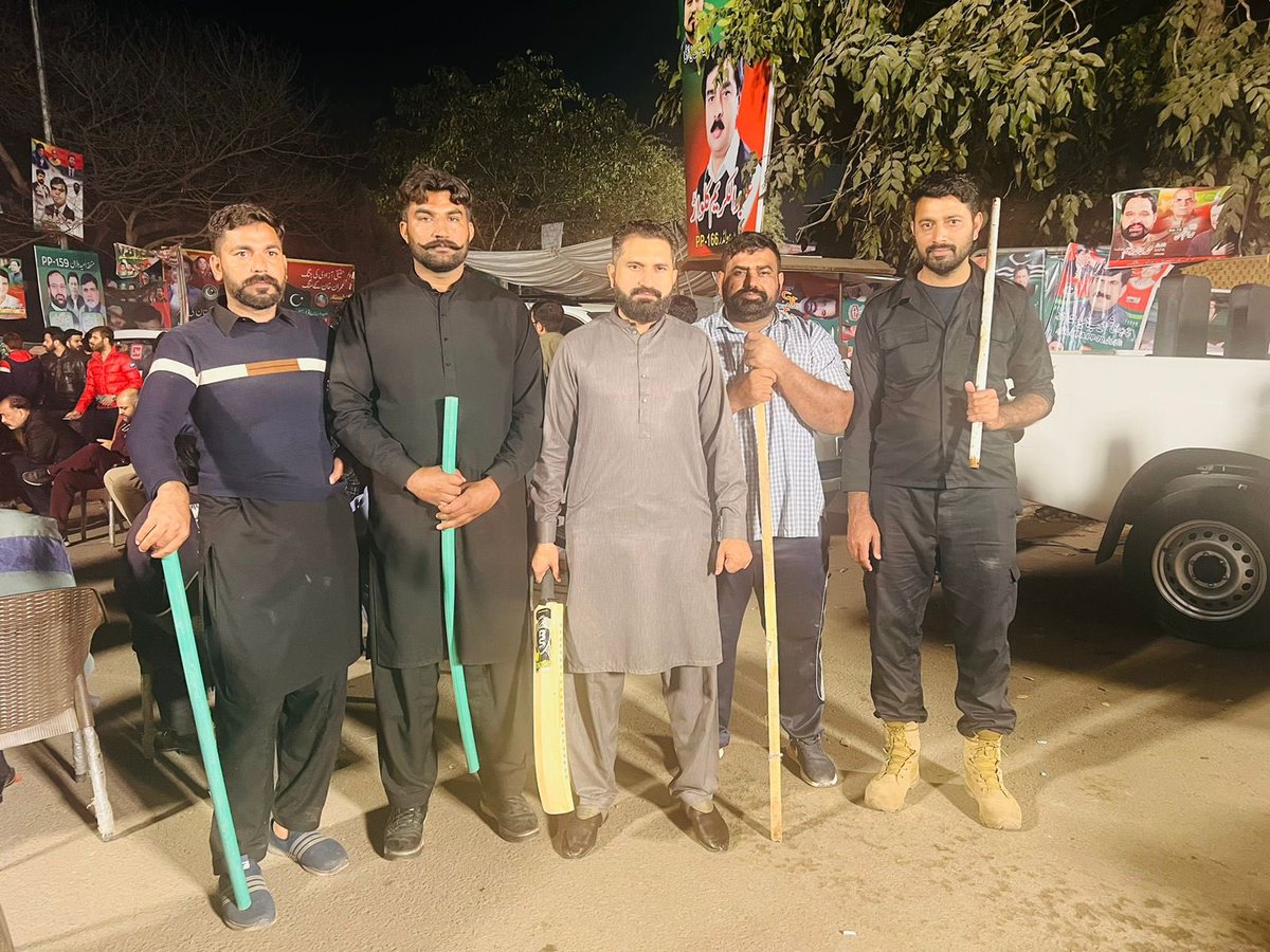 SharafatPTIReal's tweet photo. ہم کھڑے تھے کھڑے ہیں کھڑے رہیں گے کپتان کے ساتھ شان پاکستان کے ساتھ اپنے لیڈر عمران خان کے ساتھ 
#زمان_پارک_پہنچو https://t.co/Pn8XfDkT8K
