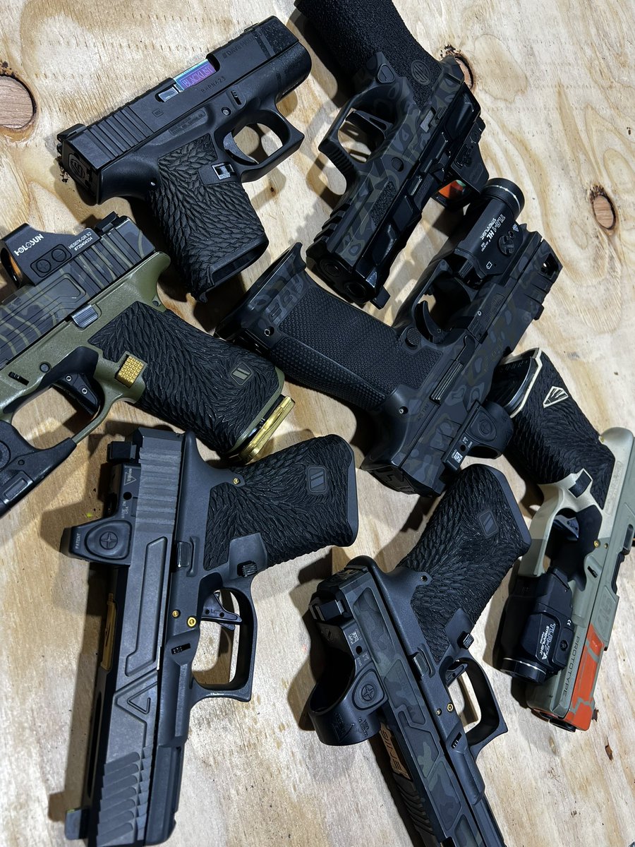 HoldwayCustoms's tweet photo. Anyone have any guesses on who does most of the work on my personal builds?  @holdwaycustoms @deltastrategicstippling @davemodzofficial #holdwaycustoms #cerakote #stippling #laserengraving https://t.co/xhn28PvTV4