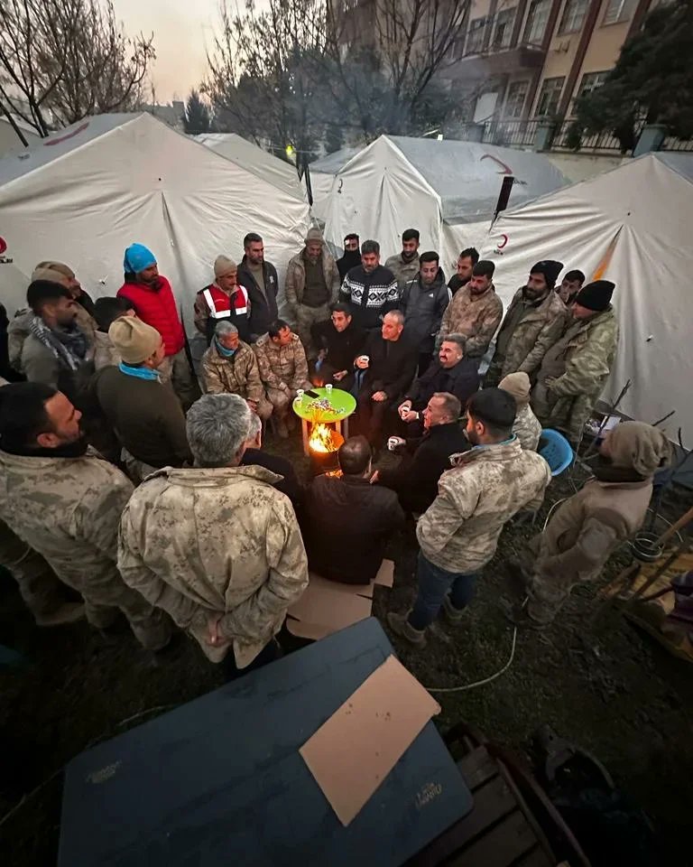 Rizgin__Birlik's tweet photo. ✔Devletimizin tüm kadroları ile beraber deprem bölgesinde görev yapan kahraman Güvenlik Korucularımızı ziyaret ettik. Zorlu sürecin başladığı  ilk günden beri deprem bölgesinde  canla başla çalışan; kahraman Güvenlik Korucularımıza teşekkür ediyorum. https://t.co/56SSRAn1Rw