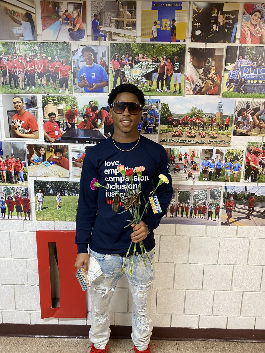 autum915's tweet photo. @BinghamtonCSD  BHS Liberty students deliver random acts of kindness to BHS staff, faculty, teachers, and students today in honor of tomorrows National Random Acts of Kindness Day 2023. @Kevin_Richman @nmatz10 @sfiorini28 https://t.co/D7WoULY2xk