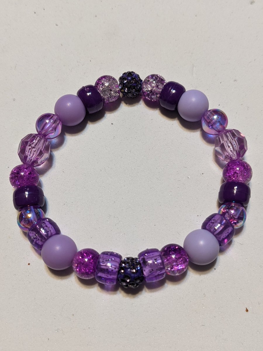 littleshoes08's tweet photo. Took a break on making bracelets due to taking care of my mom. But I'm at it again. 😊📿 #soothesmysoul #calmsmyanxiety #funhobby #braceletMaking https://t.co/e1ve9ChtGp