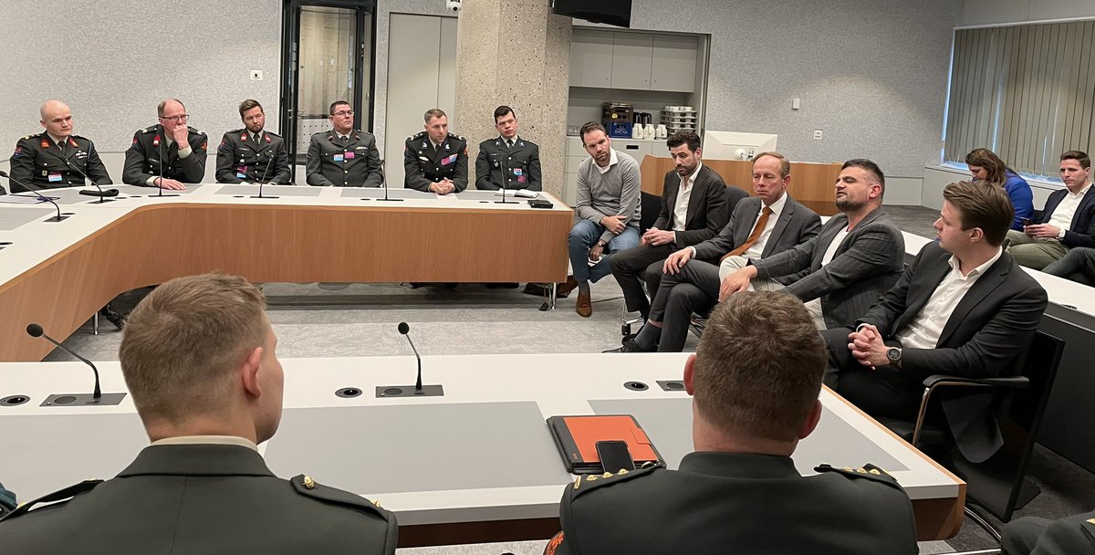 ESteenhoven's tweet image. Dank leden @DEFTweedeKamer Alexander Hammelburg, @pvalstar Tunahan Kuzu, Derk Boswijk en Kees van der Staaij:

➖warm ontvangst militairen

➖openhartig gesprek

➖alle ruimte voor vragen

#Defensie beschermt wat ons dierbaar is