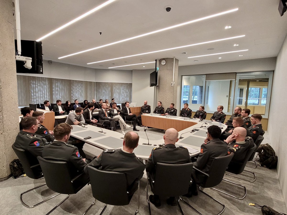 ESteenhoven's tweet image. Dank leden @DEFTweedeKamer Alexander Hammelburg, @pvalstar Tunahan Kuzu, Derk Boswijk en Kees van der Staaij:

➖warm ontvangst militairen

➖openhartig gesprek

➖alle ruimte voor vragen

#Defensie beschermt wat ons dierbaar is