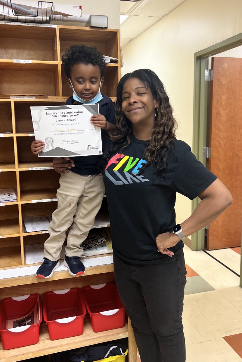 ImTHATPrincipal's tweet photo. Asst. Principal Johnson was determined to get certificates &amp; surprise snacks to our January Perfect Attendance students! She made it just in time! Who doesn’t love a PopUp Celebration?!😁✌🏽💜🫶🏽🐬#Ohana226 #CLNLive5 @PlaceTos @John_L_Davis_Jr @BaltCitySchools https://t.co/5suuloocfF