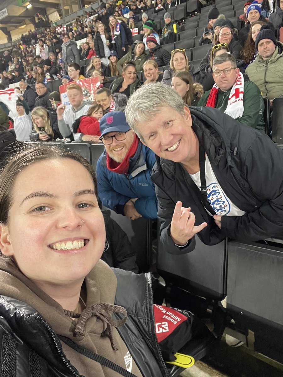 Met the famous @NanceBaker at the game today!!! #Lionesses #ArnoldClarkCup #stadiummk 🏴󠁧󠁢󠁥󠁮󠁧󠁿❤️