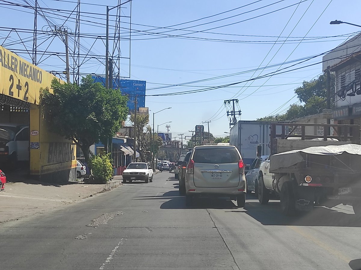 CAOS EN EL SUR DE CUERNAVACA POR MANIFESTACIÓN POR FALTA DE AGUA

Colonos de #Chipitlan cerraron la avenida Morelos por falta de servicio de agua potable.