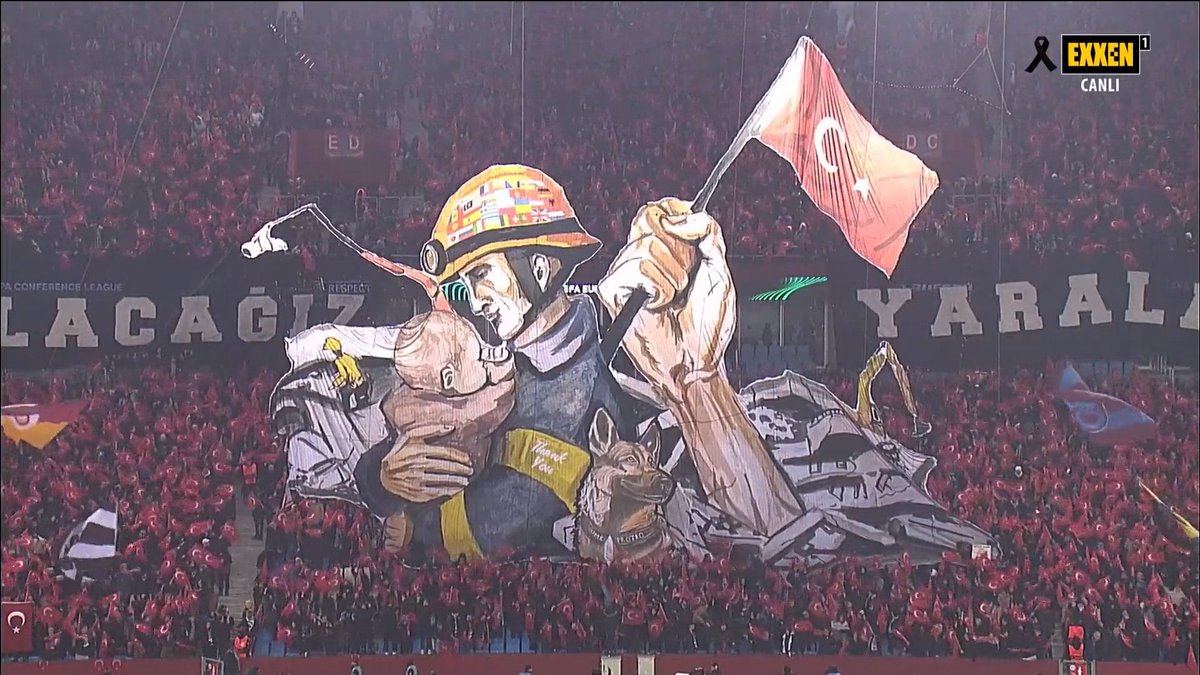 Impresionante tifo en Turquía en honor a todos los bomberos que han estado trabajando allí estos días.

🚒🚒🚒❤️❤️❤️
