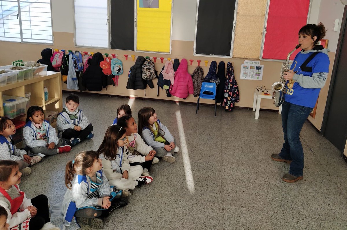 EscolapiesLL's tweet photo. I3, I4 i I5 hem gaudit d’un “Taller de saxo” a l’escola, amb la presència de dos instruments musicals espectaculars: el saxòfon i el clarinet! Ha estat un matí amb molt de ritme ;)
#educacioinfantil #musicapernens #musica #instrumentsdevent #sensibilitzaciómusical #curs20222023 https://t.co/ps3LDGtvE9