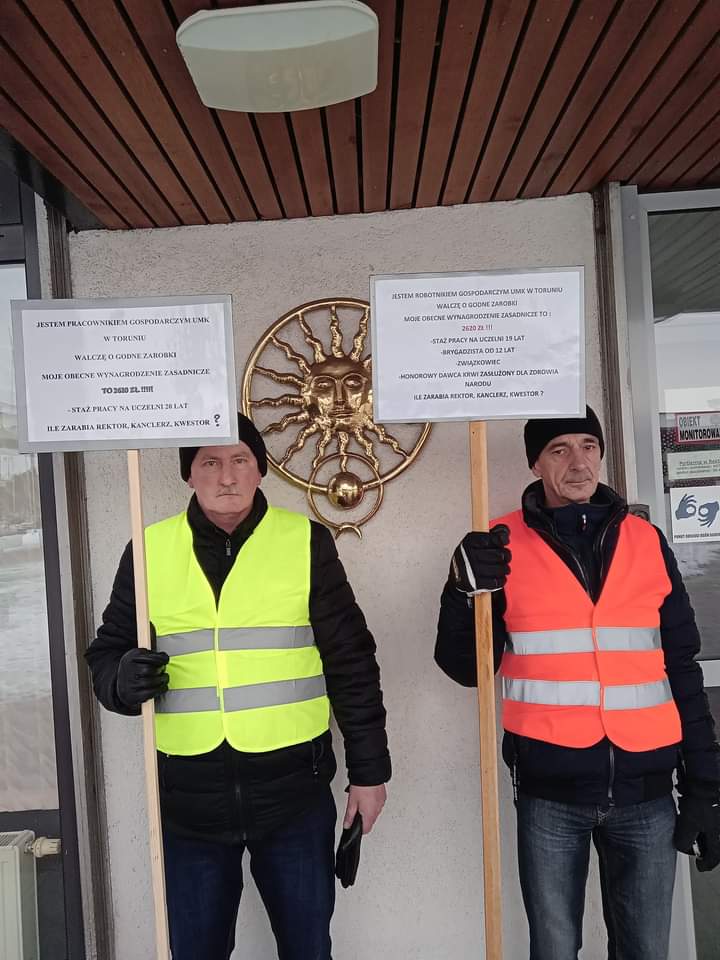 WojtowiczHenryk's tweet photo. Trwa protest kluczowych pracowników UMK w Toruniu. Pracownicy techniczni i robotnicy domagają się godnych wynagrodzeń - mimo długiego stażu pracy nie mogą liczyć na godne wynagrodzenia.

Pozostaje mi wraz z nimi zapytać: Ile zarabia rektor, kanclerz, kwestor? https://t.co/5PCCzwUuJE