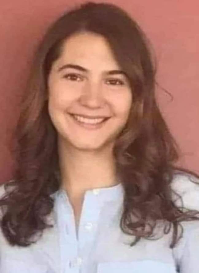 1985 İzmir doğumlu Gözde.
Tam adı Naşide Gözde Durmuş.
O kadar çok birincilik sıkıştırmış ki.
2003 yılında ODTÜ Moleküler Biyolojiye başlamış.
Bitirmiş burs kazanmış.Amerika'ya gitmiş.
2014 yılında Stanford Üniversitesinde doktorasına başlamış.