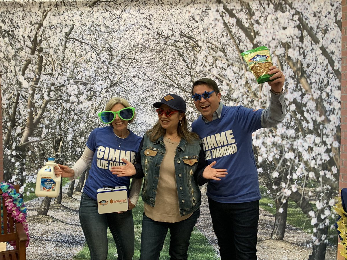 aliciarockwell's tweet image. Thank you @AlvaradoGil2022 @CASenateDems for joining our CEO to celebrate #NationalAlmondDay and sponsoring #CAresolution for this Almond day!  #GimmeBlueDiamond #CALeg #cagrown @almondalliance @almonds