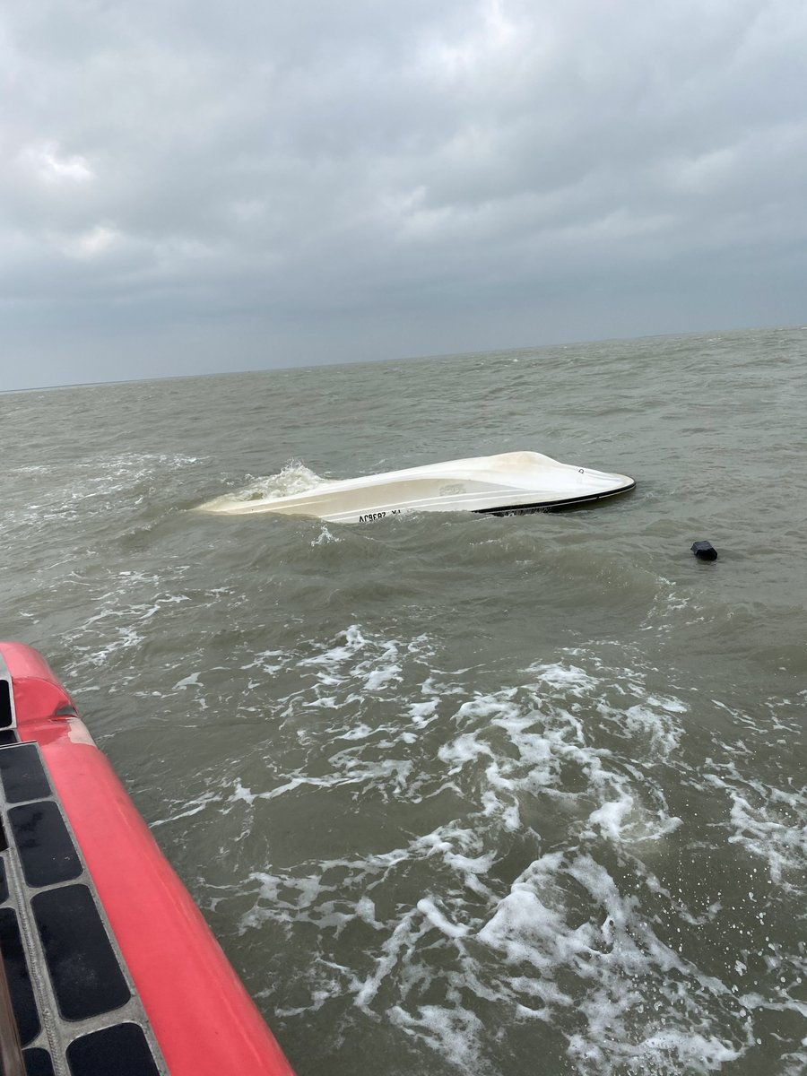 USCGHeartland's tweet image. U.S. Coast Guard Sector Corpus Christi watchstanders coordinated with a @USCG Station South Padre Island boat crew to rescue 3 men from the water after their boat #capsized near Laguna Vista, #Texas. More here: bit.ly/3lJbN9x